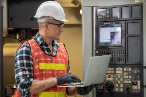 homme opérant une machine